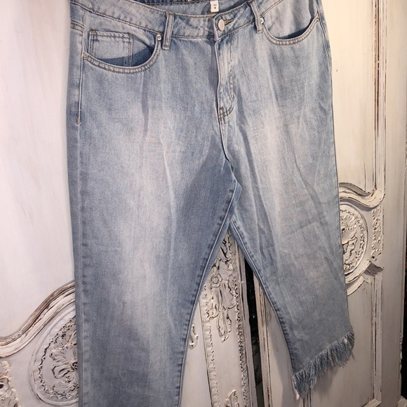 Ashley Mason Light Wash Straight Leg Raw Hem Crop Jeans Size 15 - Picture 2 of 9